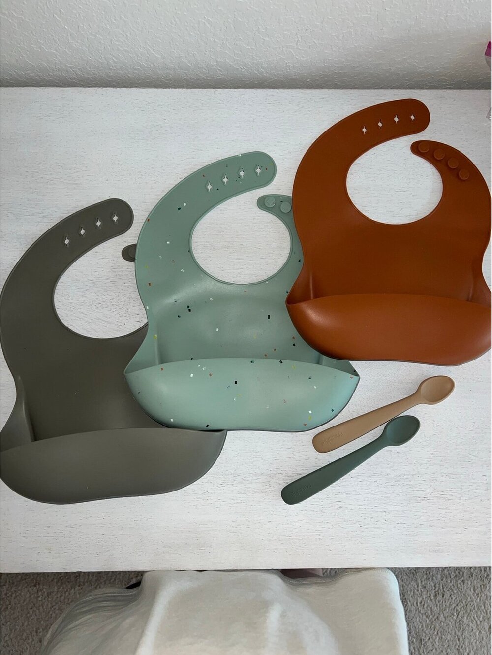 Mushie 3 bibs and 2 baby spoons